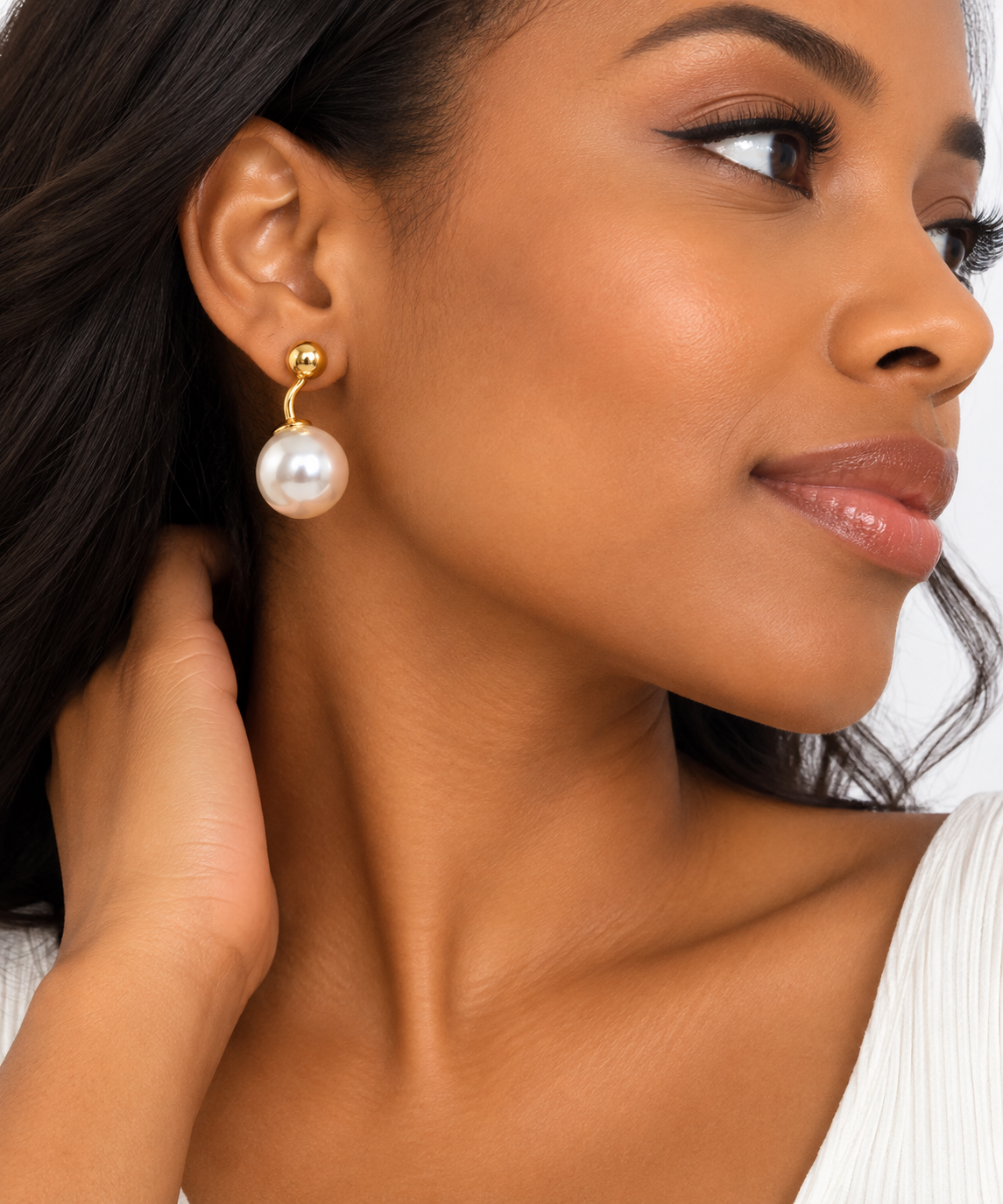 Boucles d’Oreilles Grande Perle Blanche & Boule Dorée – Design Courbé Chic