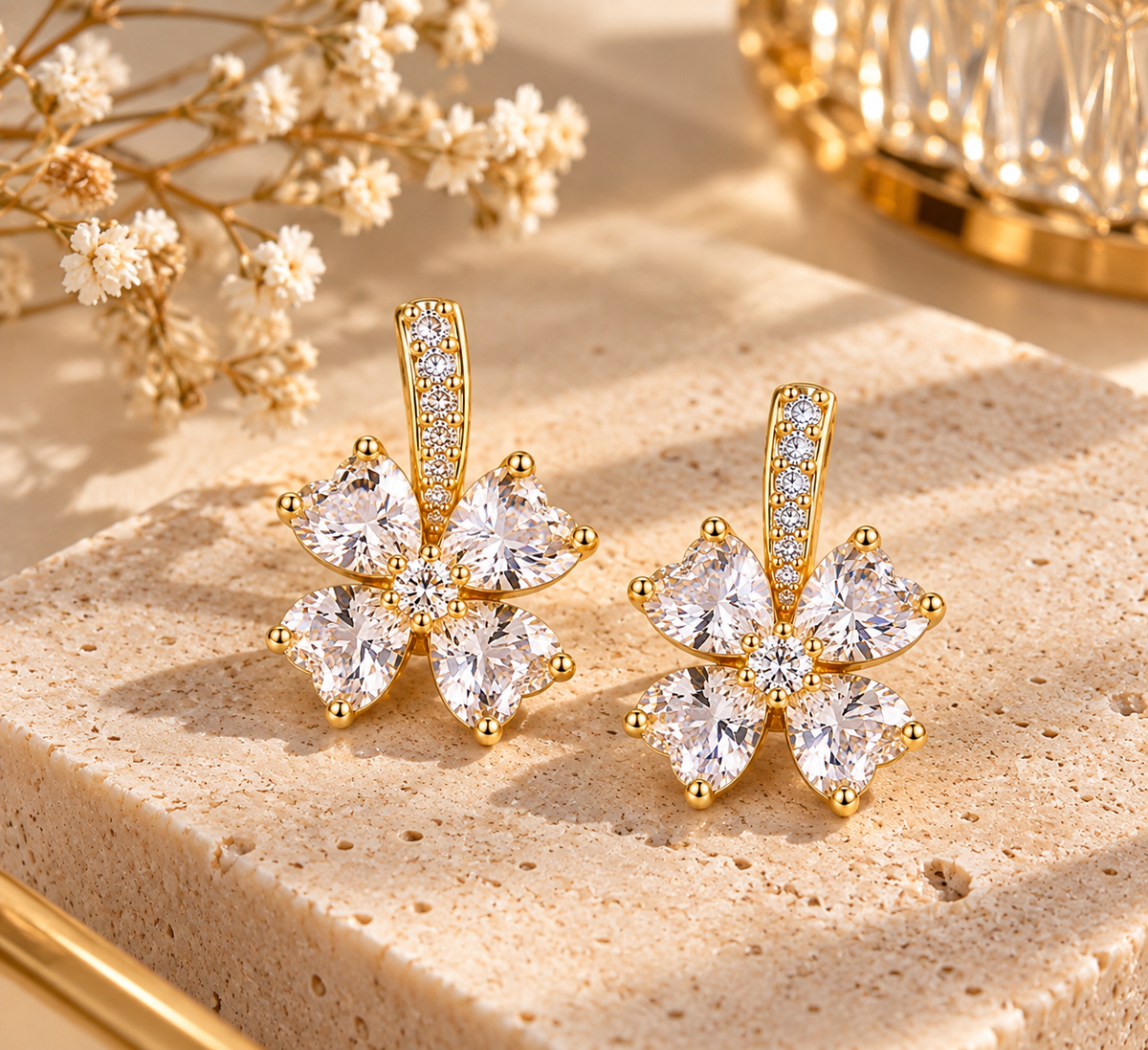 Boucles d’Oreilles Fleur Dorée en Cristal – 4 Pétales Blancs Facettés & Strass