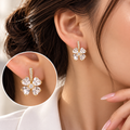 Boucles d’Oreilles Fleur Dorée en Cristal – 4 Pétales Blancs Facettés & Strass