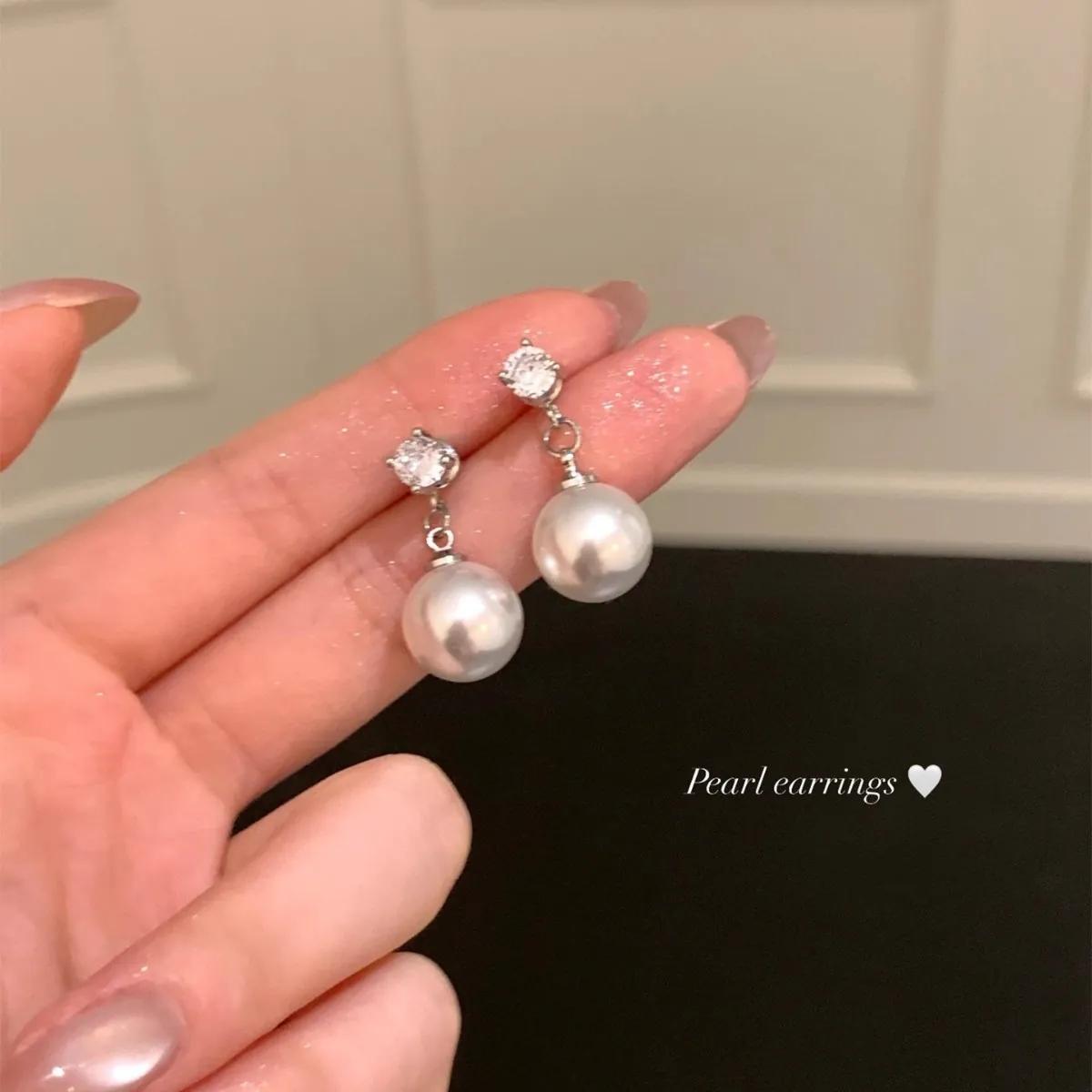Boucles d’Oreilles Perle Femme – Pendantes Dorées avec Zircon Scintillant – Bijou Élégant et Raffiné