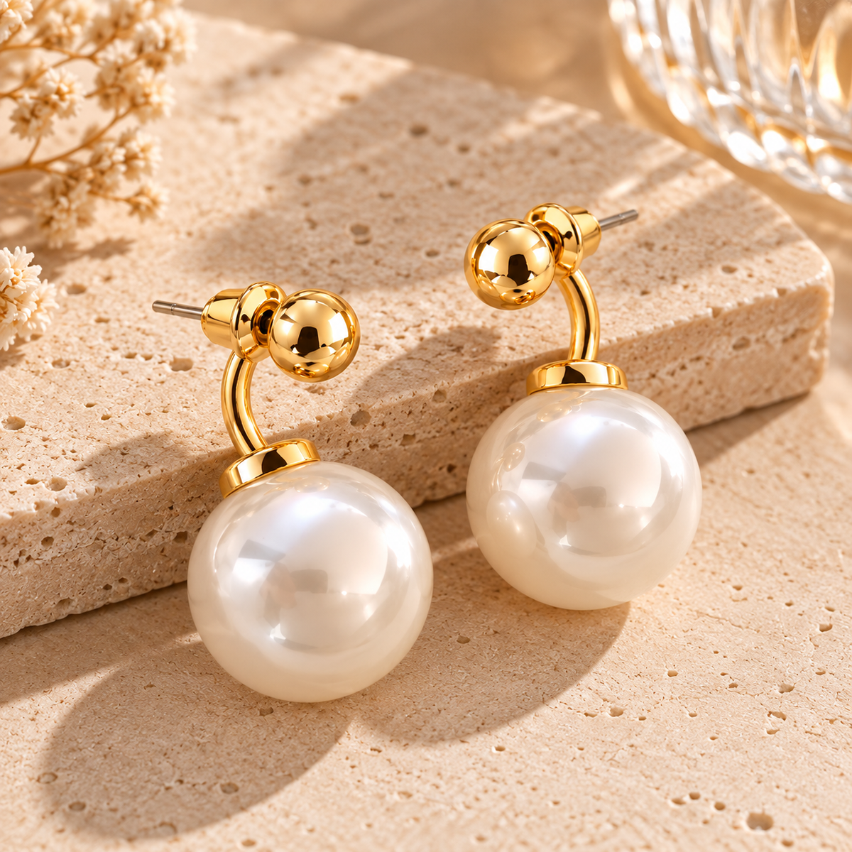 Boucles d’Oreilles Grande Perle Blanche & Boule Dorée – Design Courbé Chic